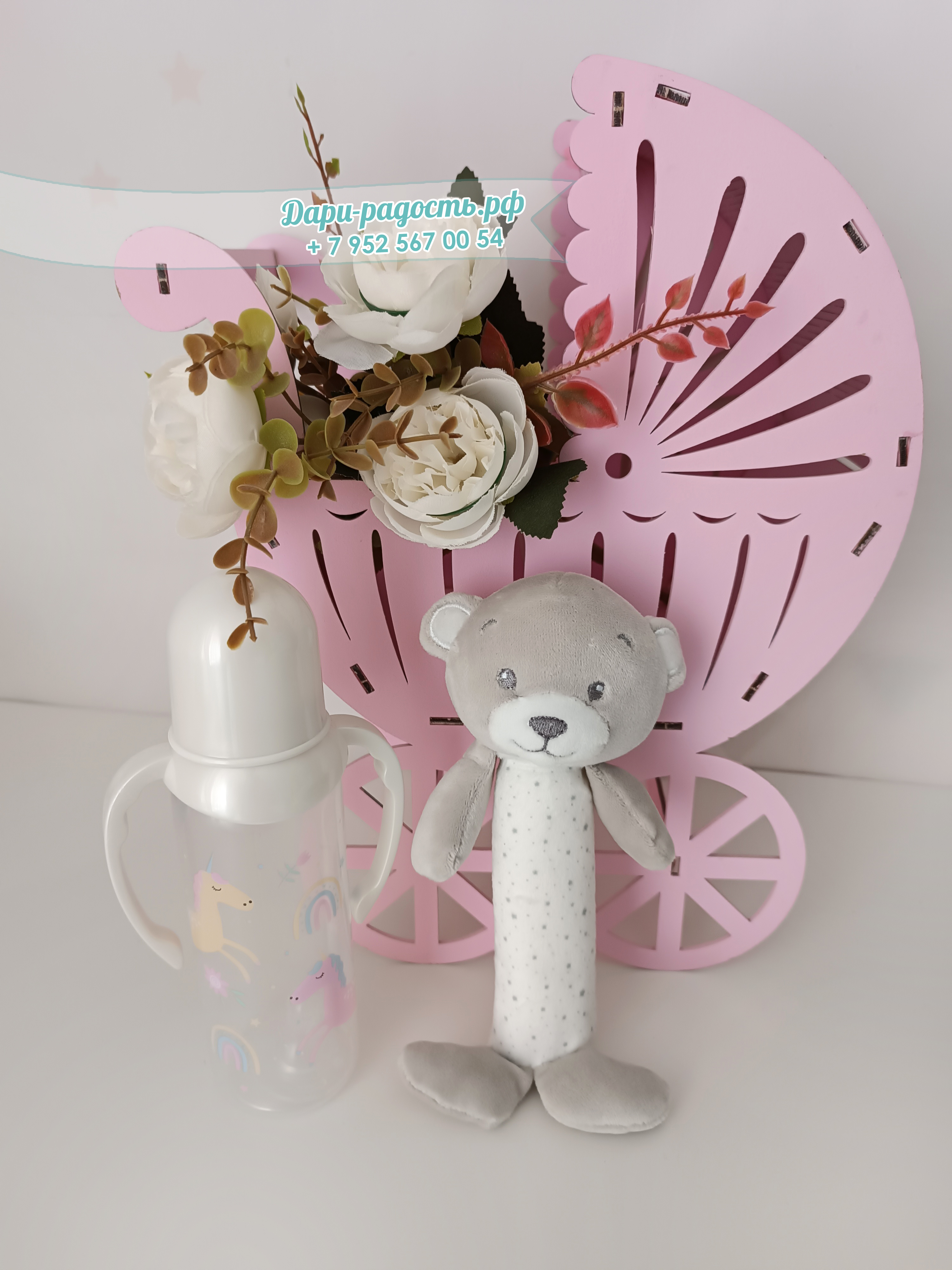 Торт из подгузников с игрушкой, бутылочкой и носочками "Мишутка"