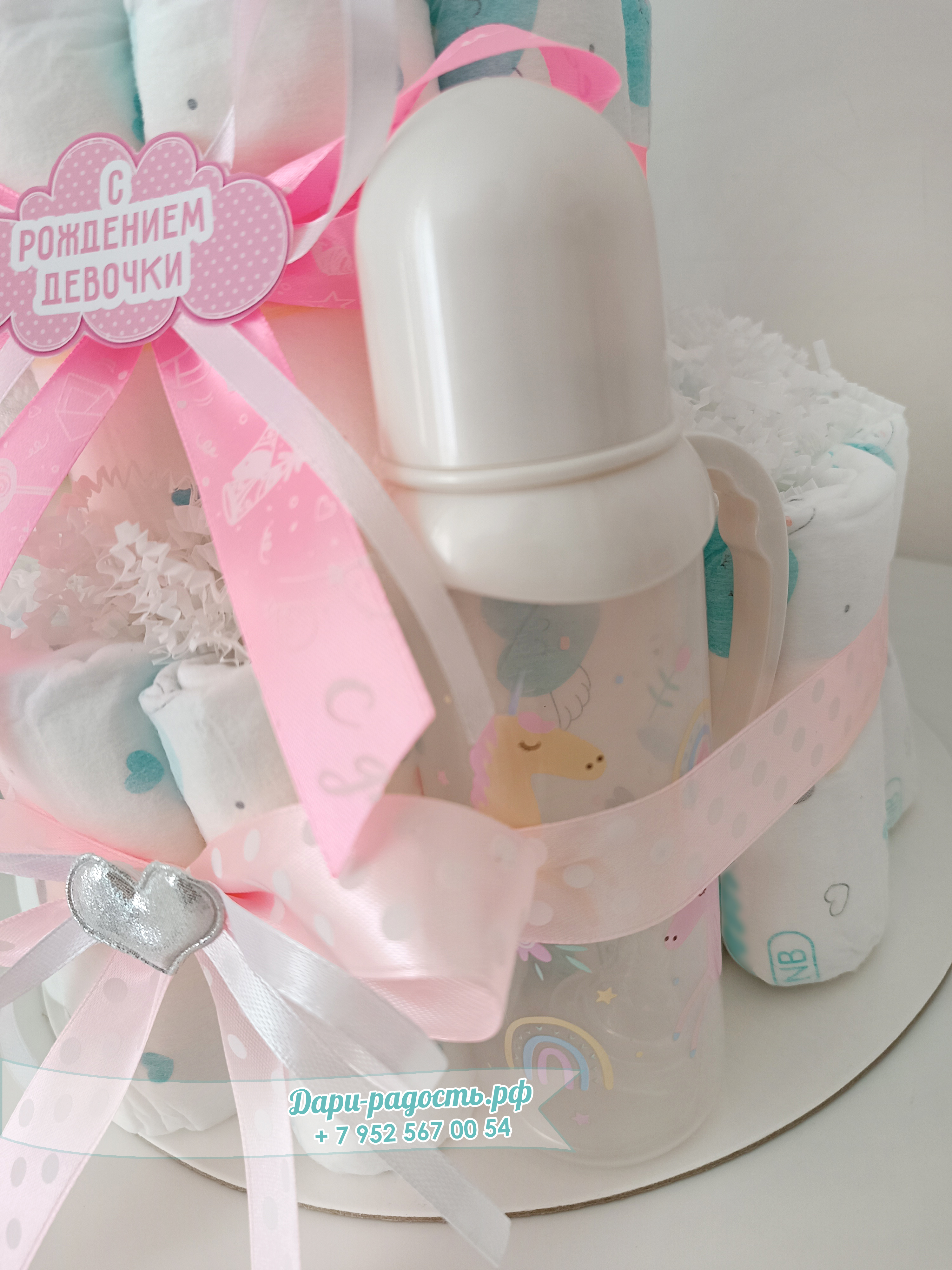 Торт из подгузников "Зайчишка" с игрушкой, бутылочкой и носочками