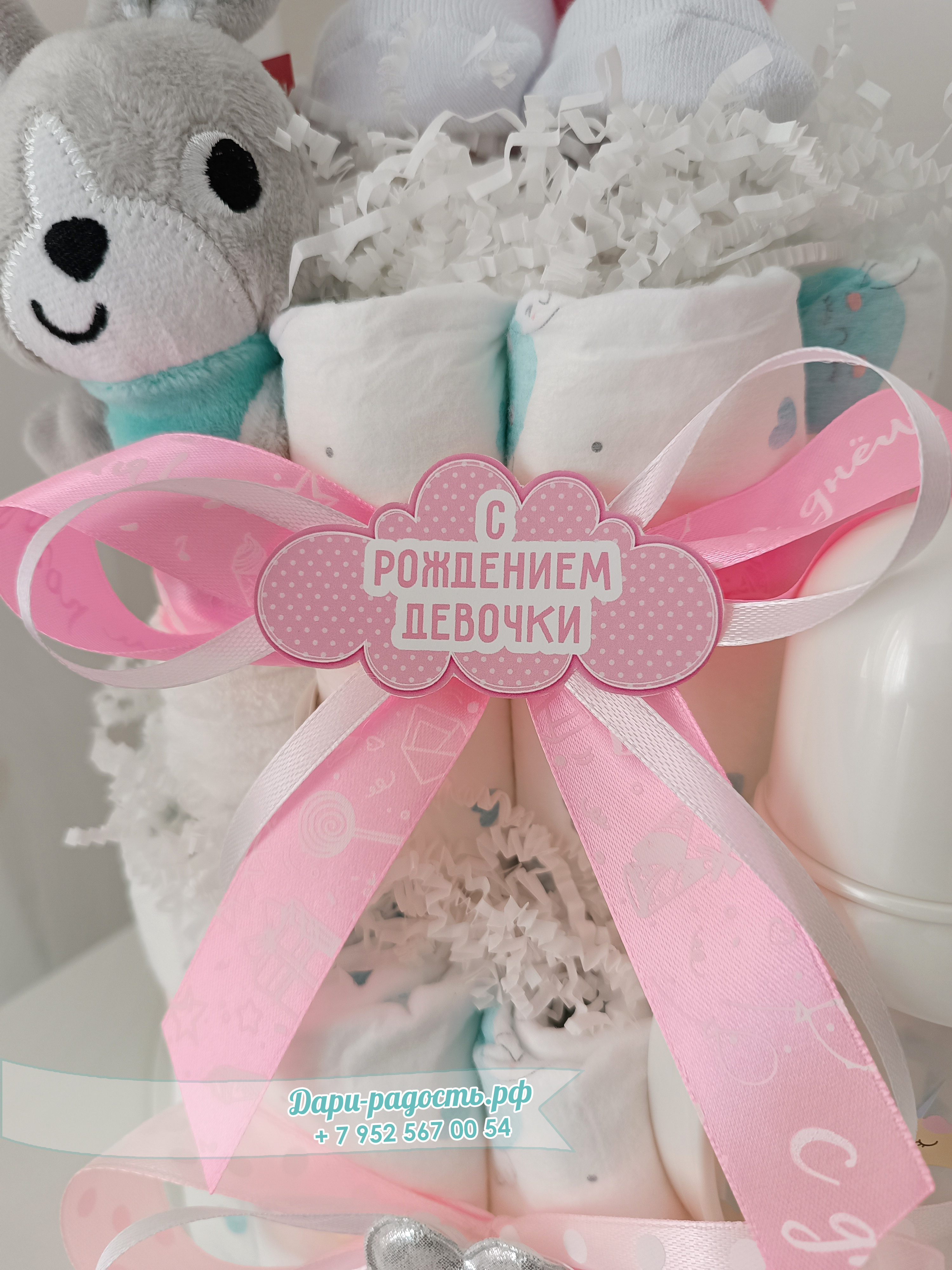 Торт из подгузников "Зайчишка" с игрушкой, бутылочкой и носочками