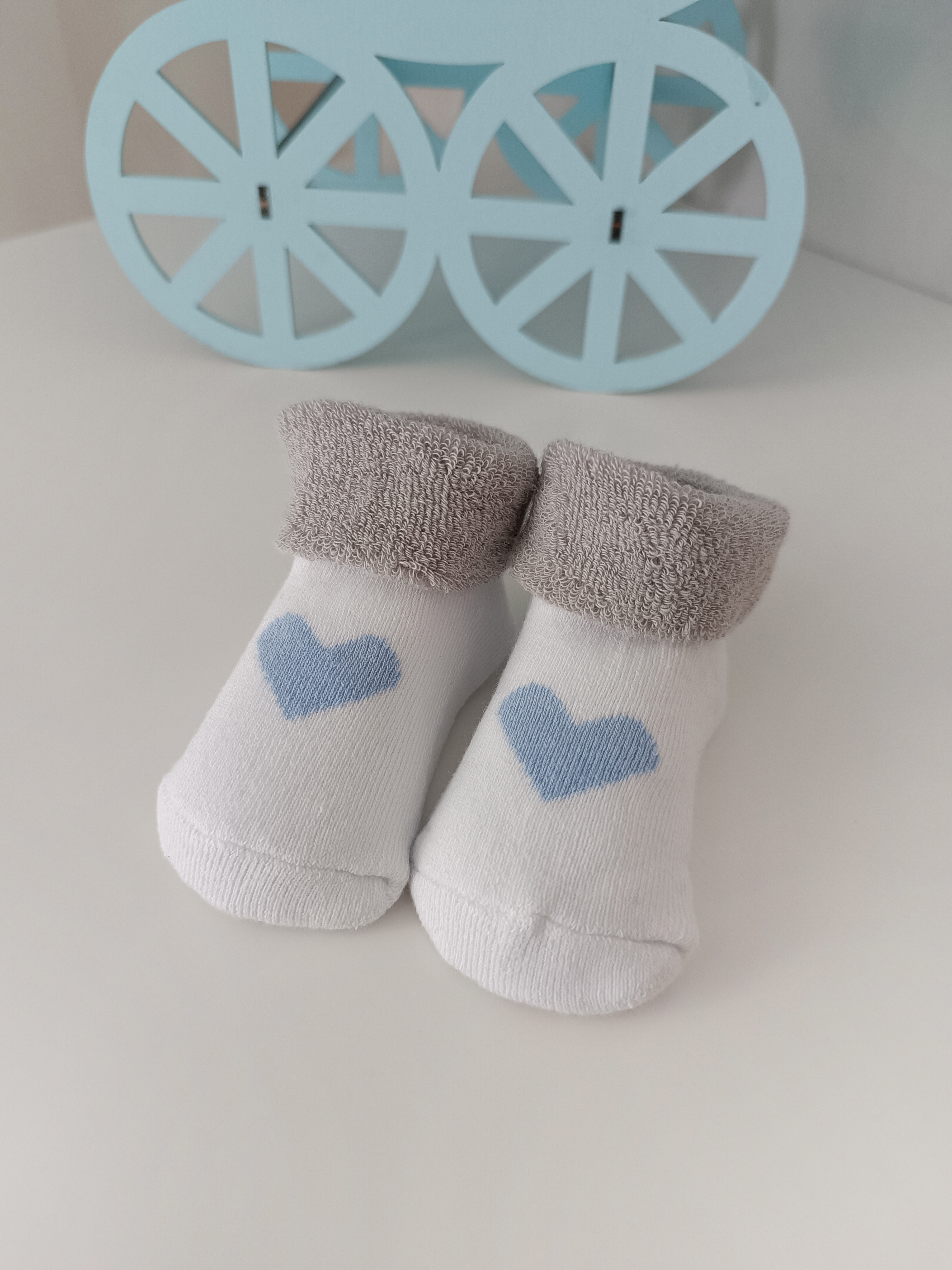 Торт из подгузников с игрушкой, бутылочкой и носочками "Мишутка"