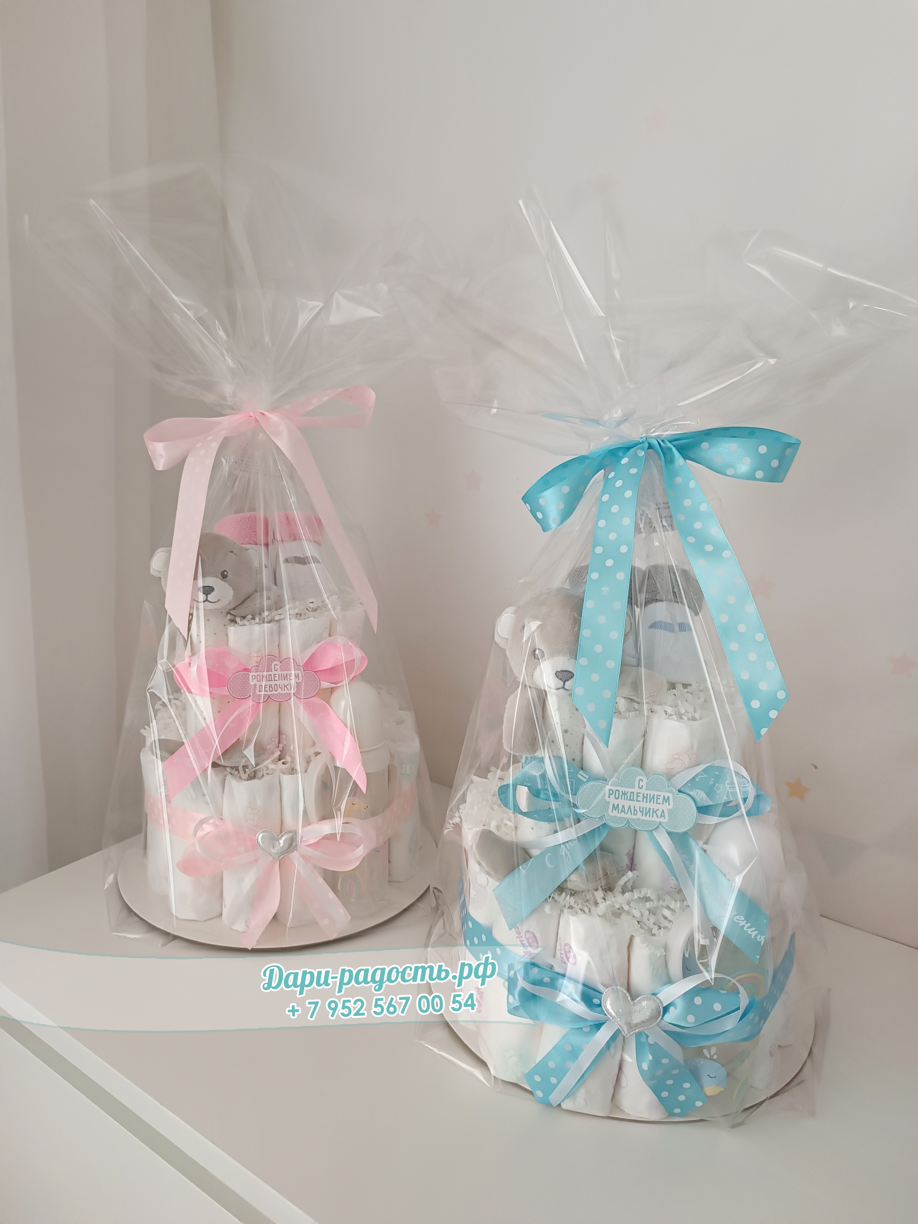 Торт из подгузников с игрушкой, бутылочкой и носочками "Мишутка"