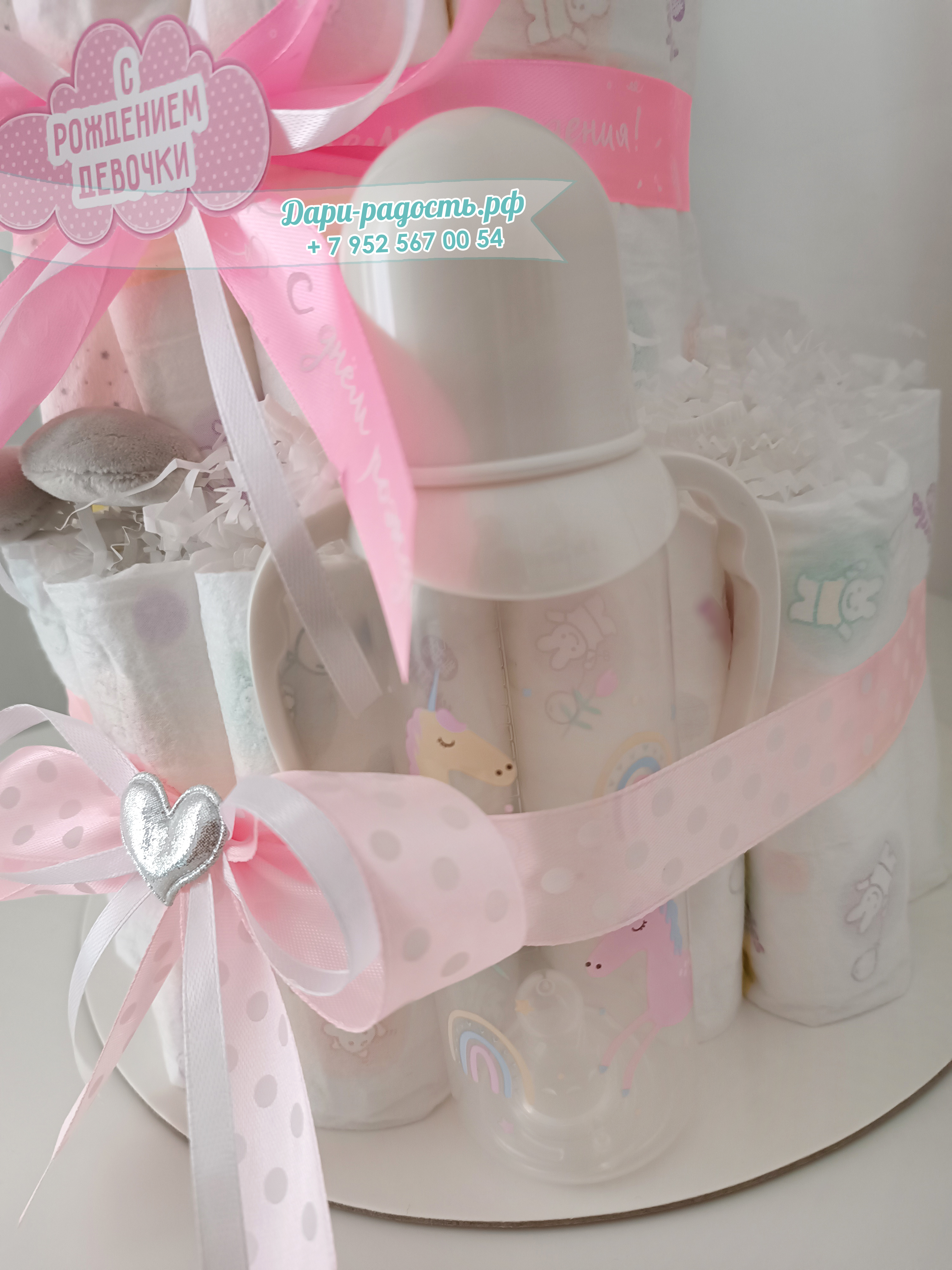 Торт из подгузников с игрушкой, бутылочкой и носочками "Мишутка"