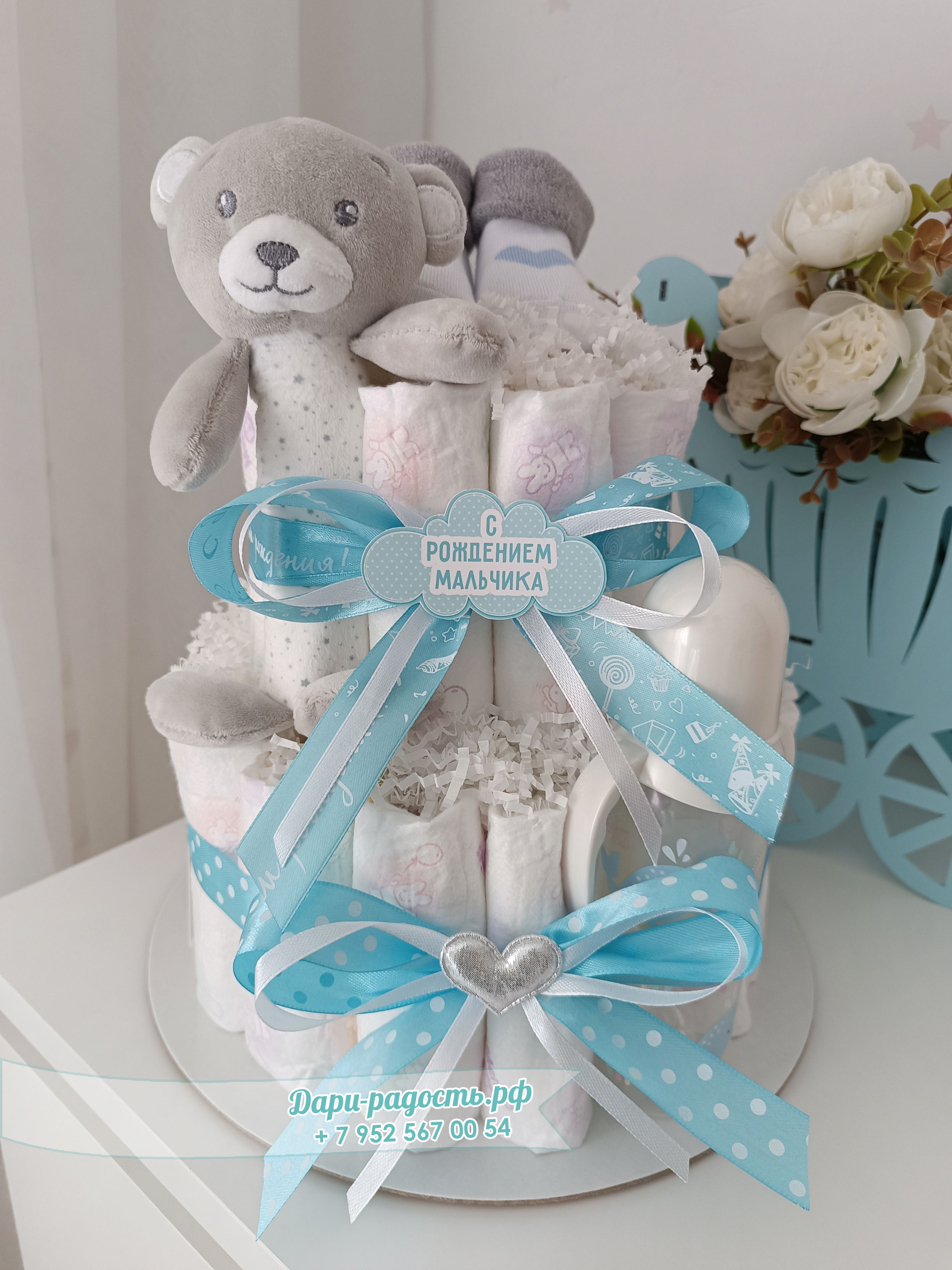 Торт из подгузников с игрушкой, бутылочкой и носочками "Мишутка"