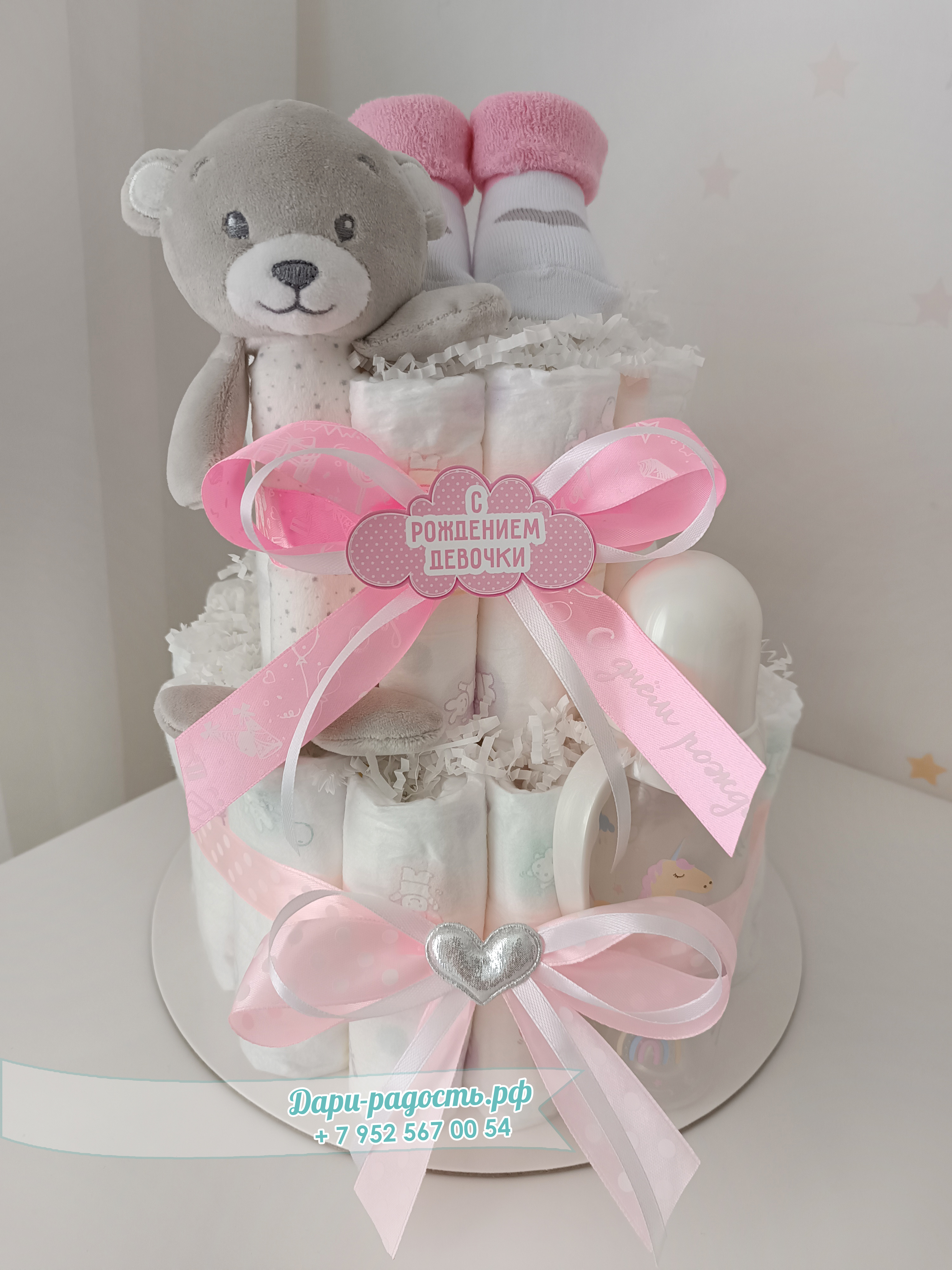 Торт из подгузников с игрушкой, бутылочкой и носочками "Мишутка"