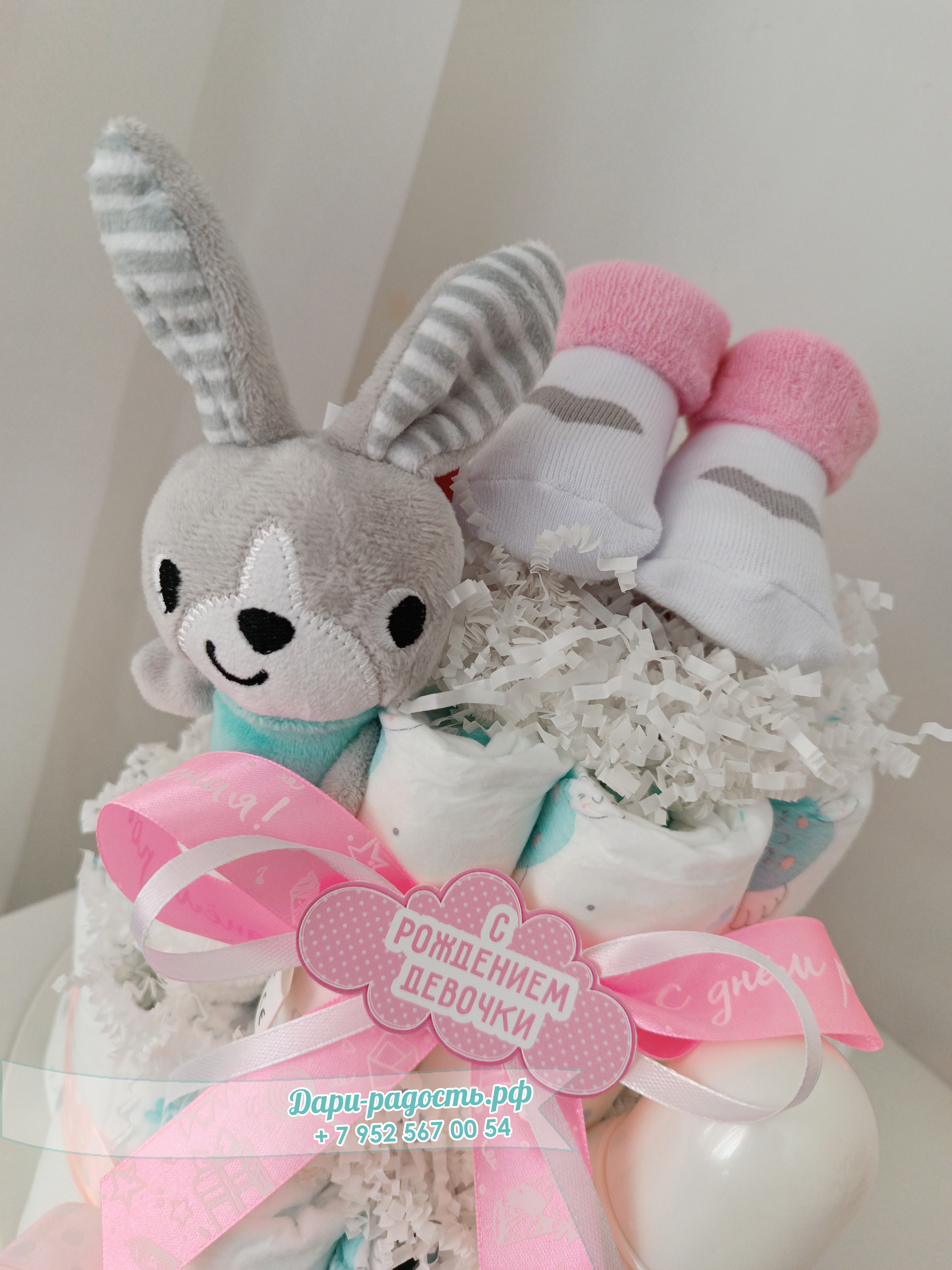 Торт из подгузников "Зайчишка" с игрушкой, бутылочкой и носочками