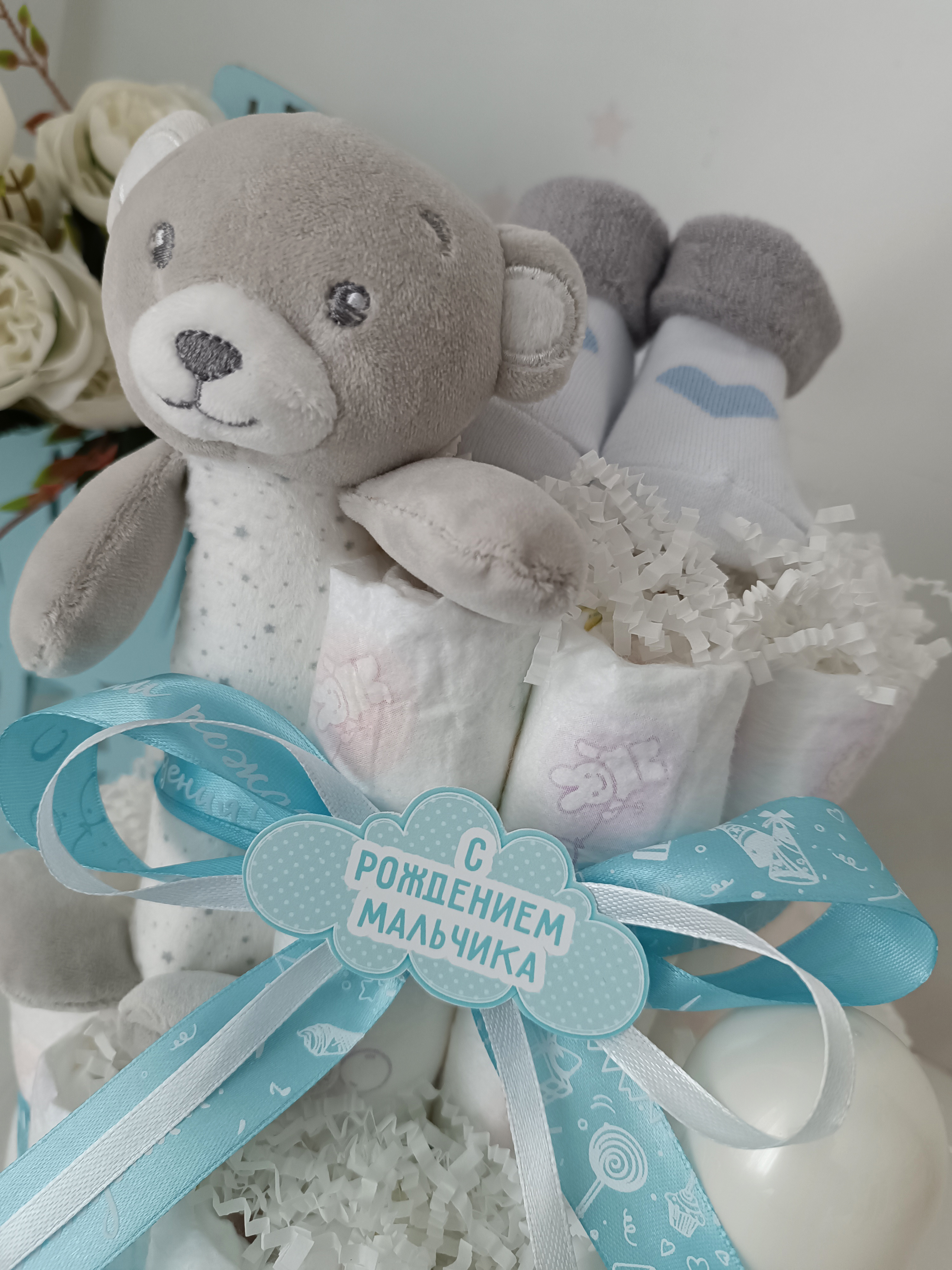 Торт из подгузников с игрушкой, бутылочкой и носочками "Мишутка"