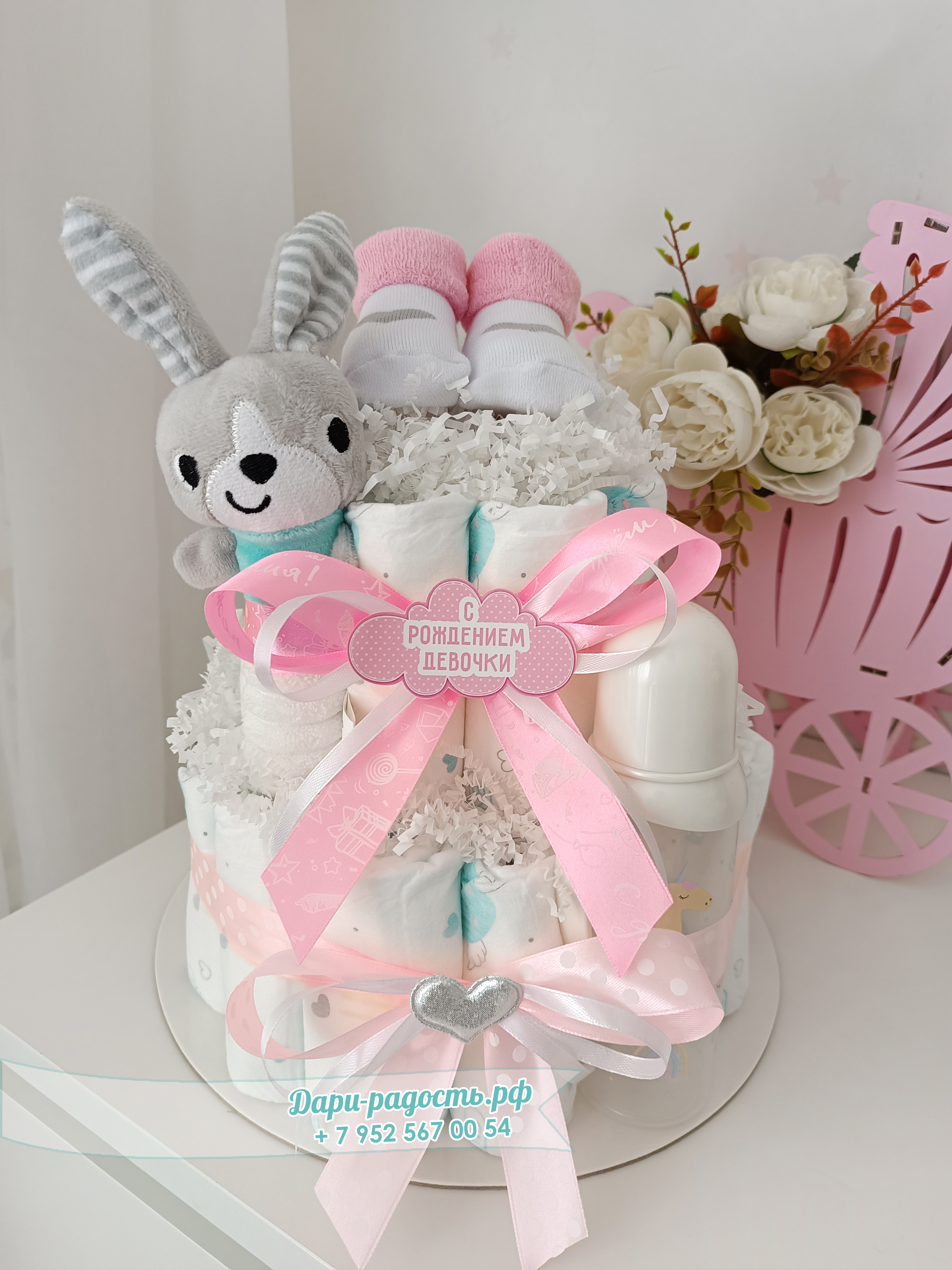 Торт из подгузников "Зайчишка" с игрушкой, бутылочкой и носочками