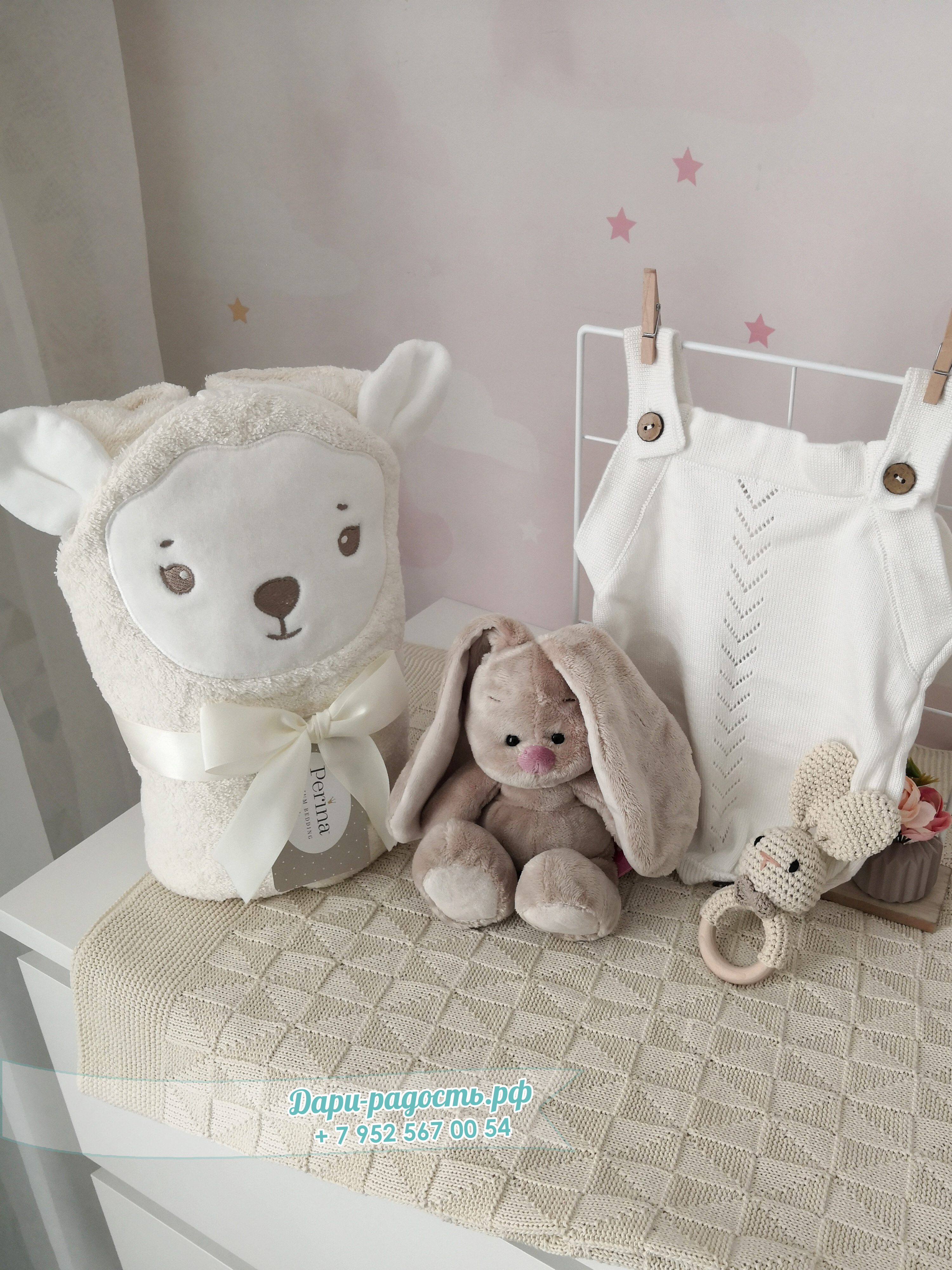 Большой торт из подгузников с детскими вещами и игрушками "Овечка"