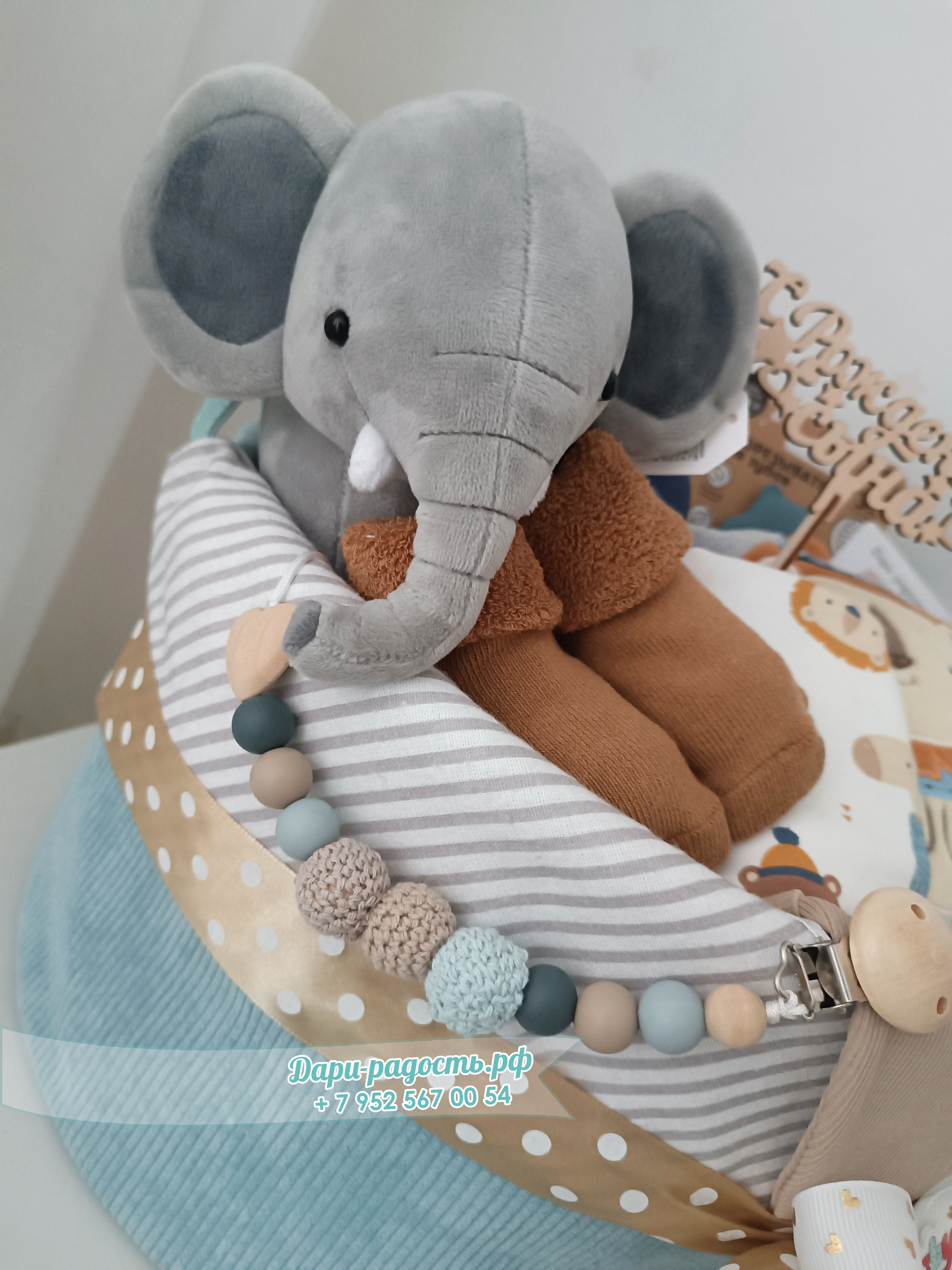 Подарочная корзина на рождение мальчика "Цирк" 12 предметов + 1 подарок